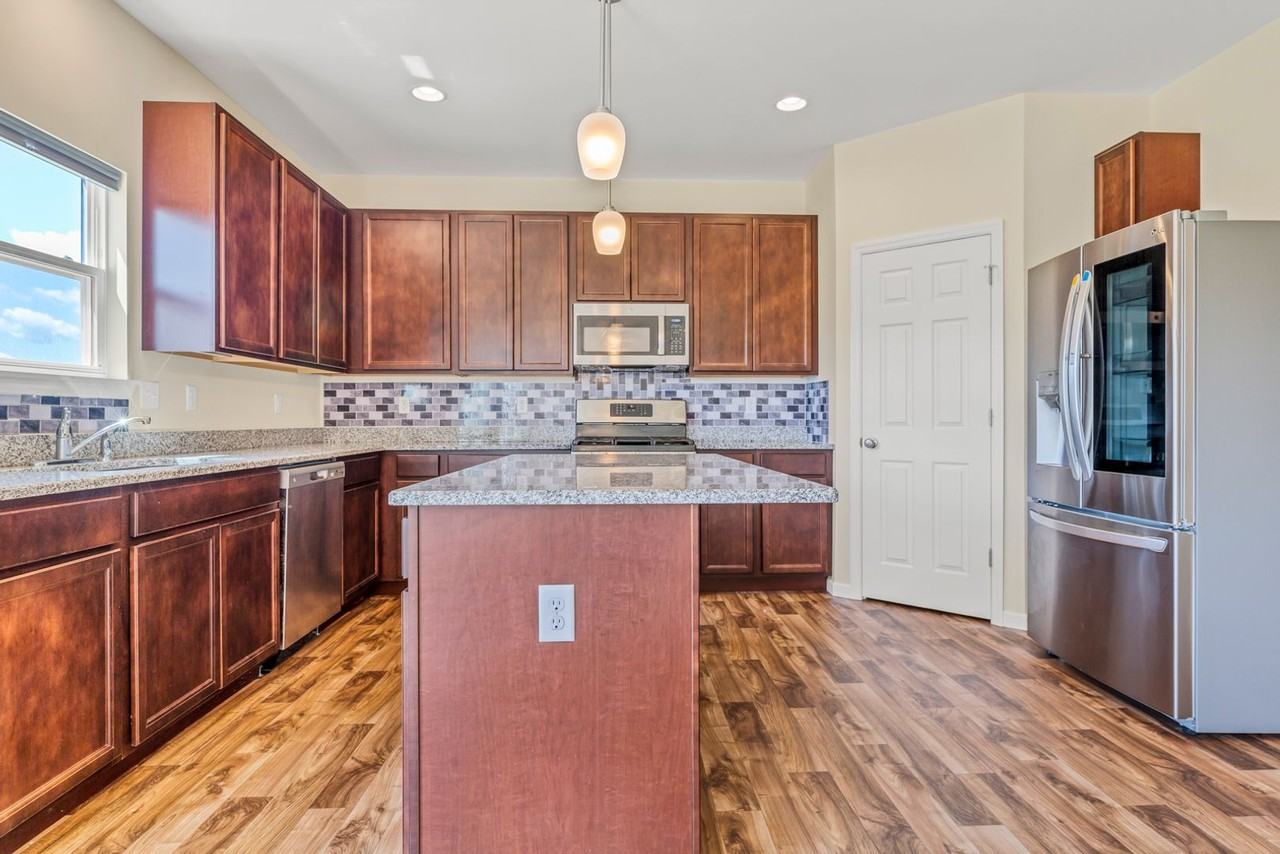 418 Sawgrass Ct - Photo 3 of 21