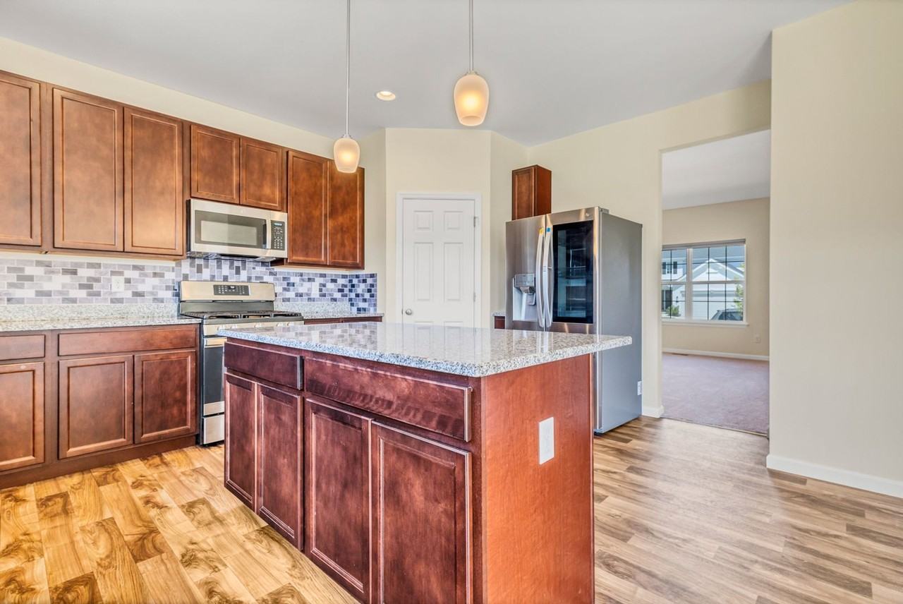 418 Sawgrass Ct - Photo 4 of 21