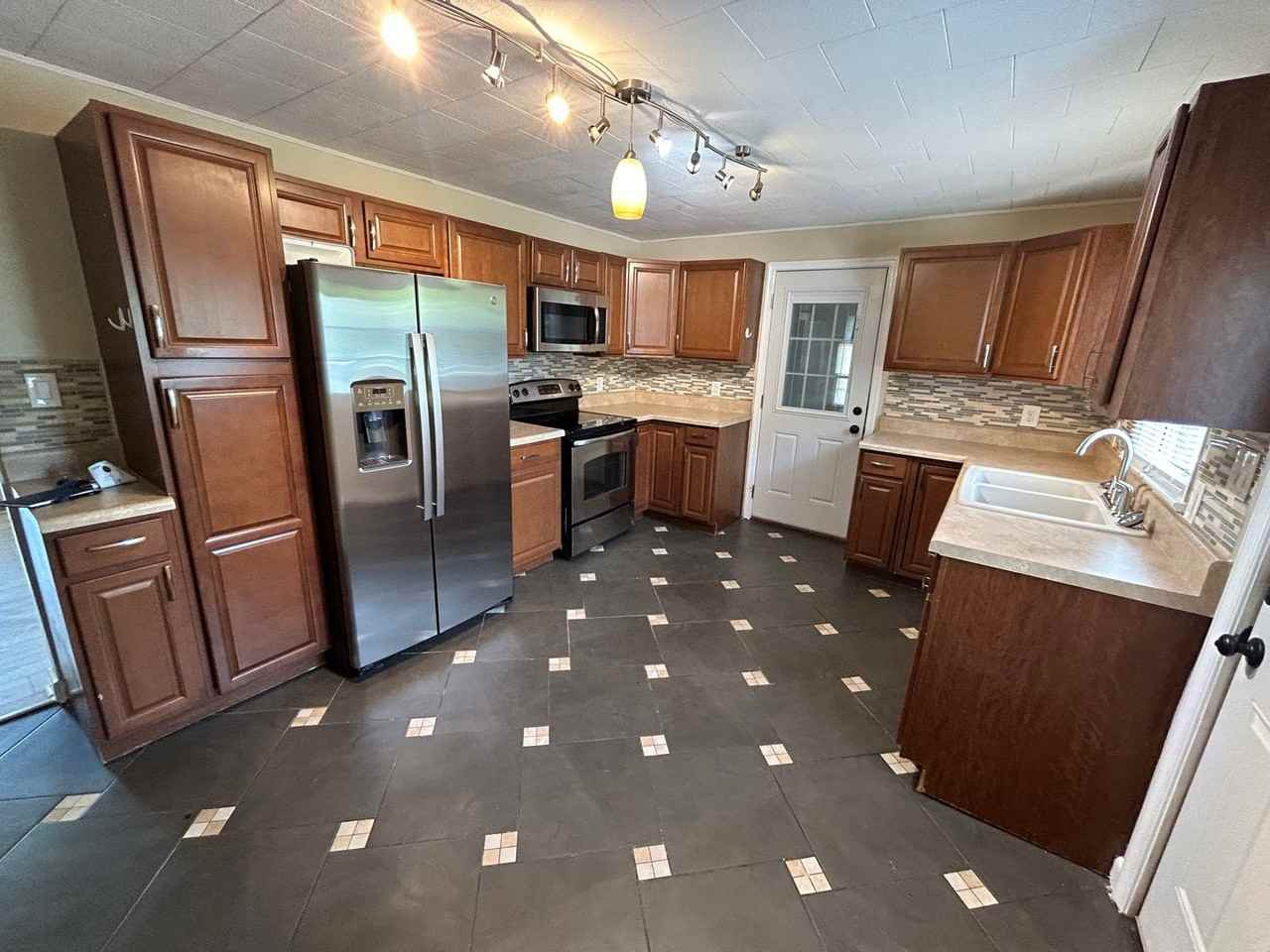 1031 E Leicester Ave - Photo 2 of 18