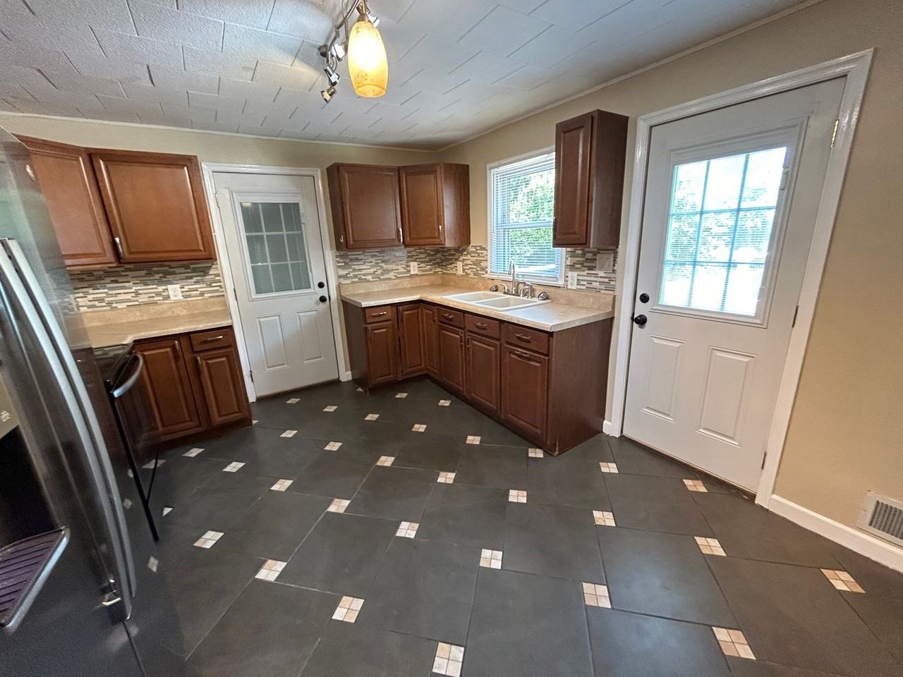 1031 E Leicester Ave - Photo 3 of 18