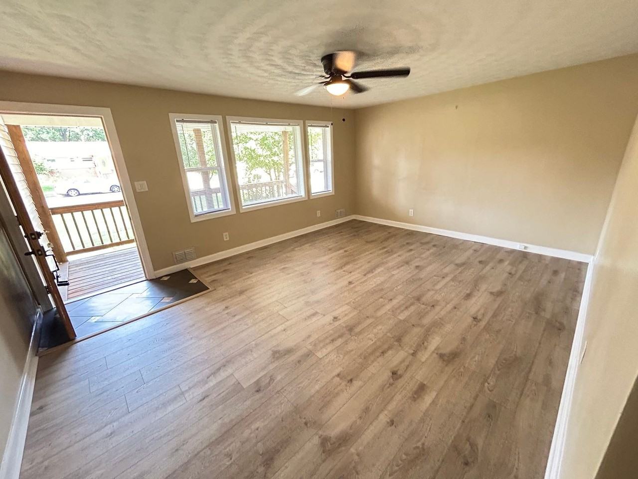 1031 E Leicester Ave - Photo 4 of 18