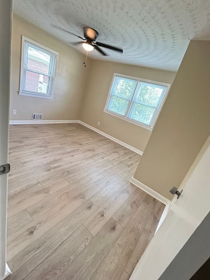 1031 E Leicester Ave - Photo 5 of 18