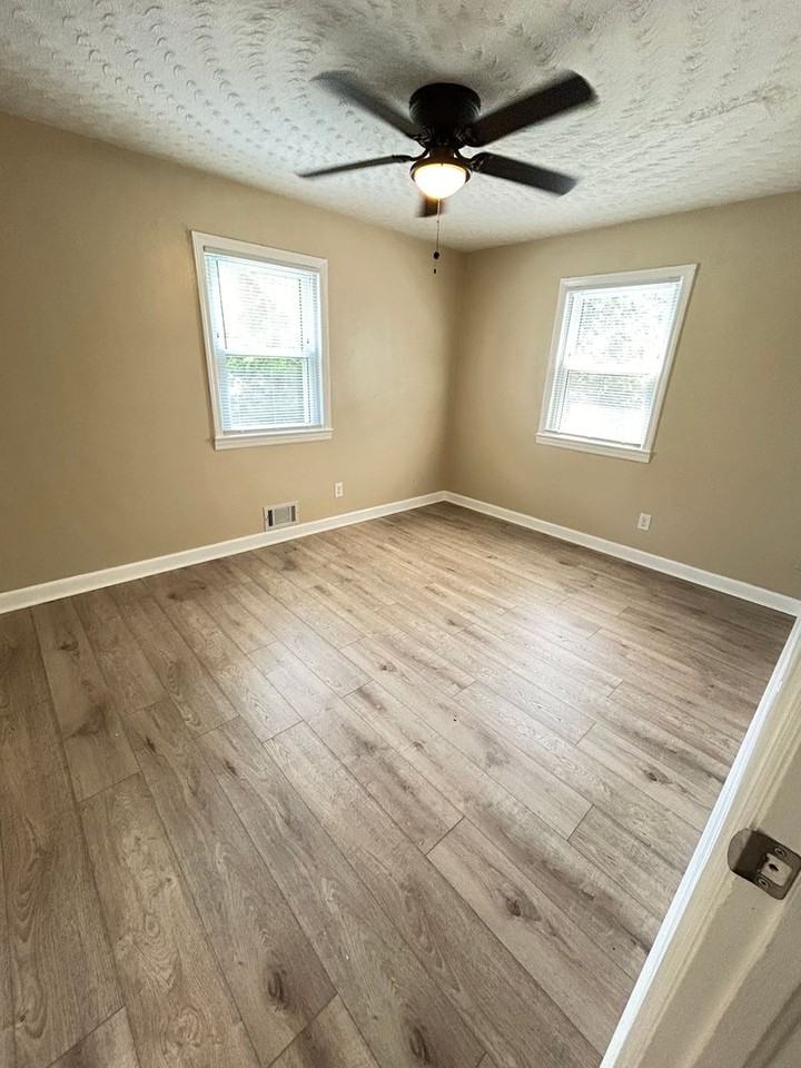 1031 E Leicester Ave - Photo 6 of 18