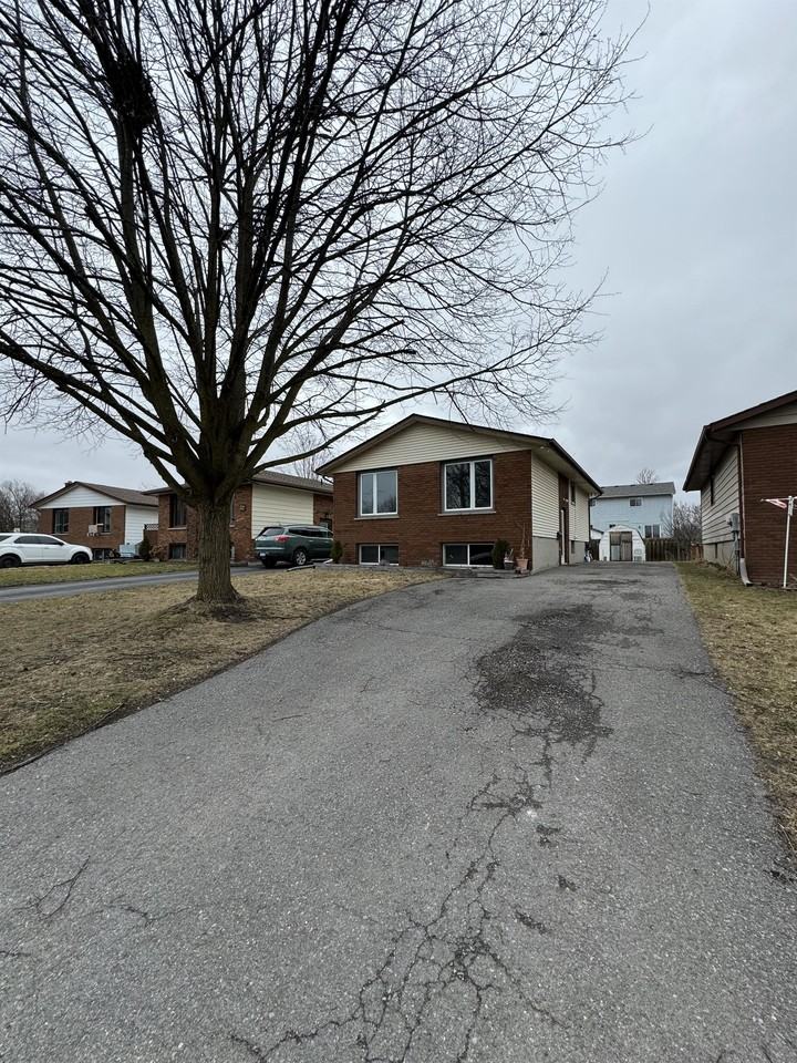 581 Barnes Cres #4 - Photo 2 of 15