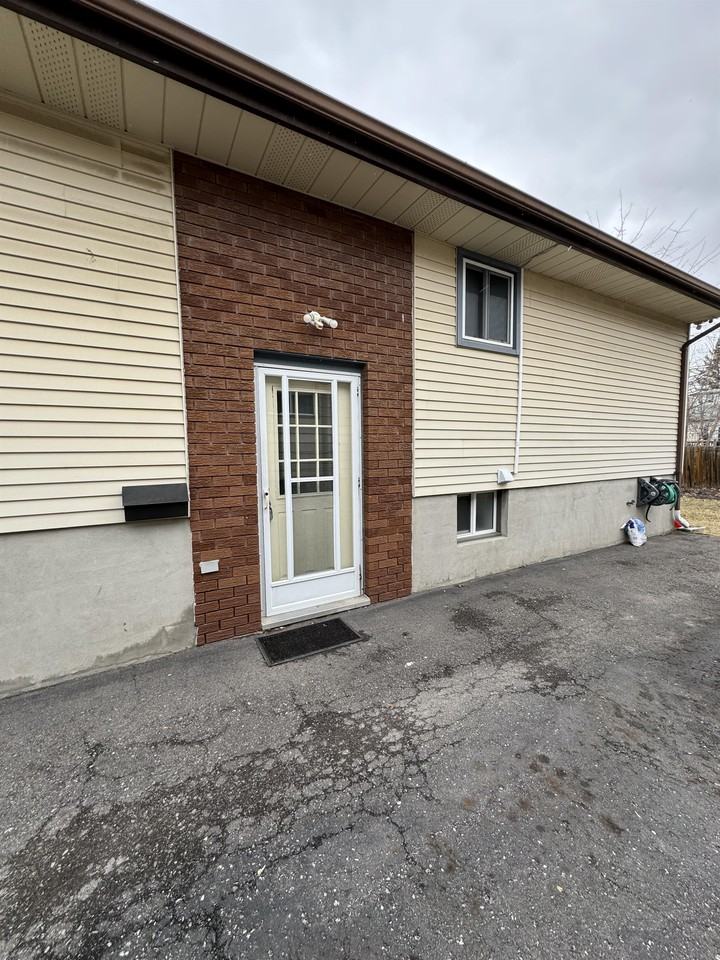 581 Barnes Cres #4 - Photo 3 of 15