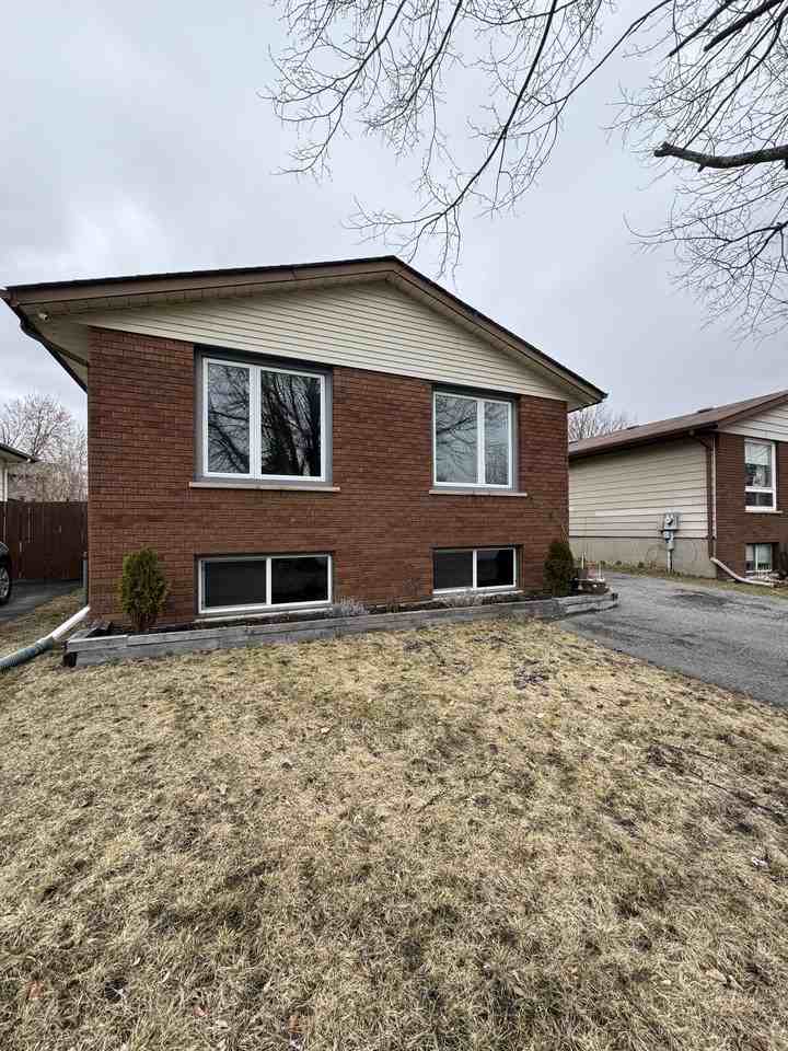 581 Barnes Cres #4 - Photo 4 of 15