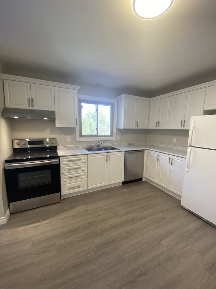 1528 Redwood Drive - Photo 4 of 33