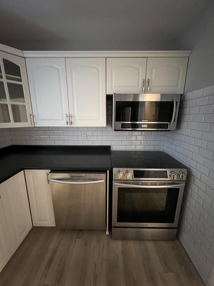 844 Sherbrooke St Uppr - Photo 3 of 17