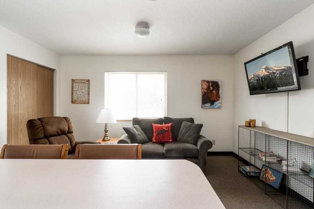 402 Madison Ave - Photo 5 of 16