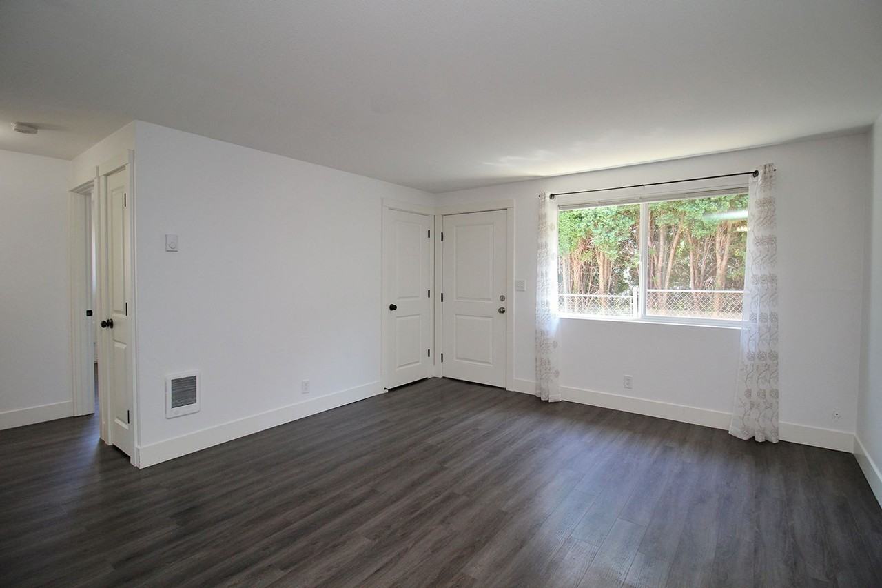 4515 Se 66th Ave - Photo 3 of 20