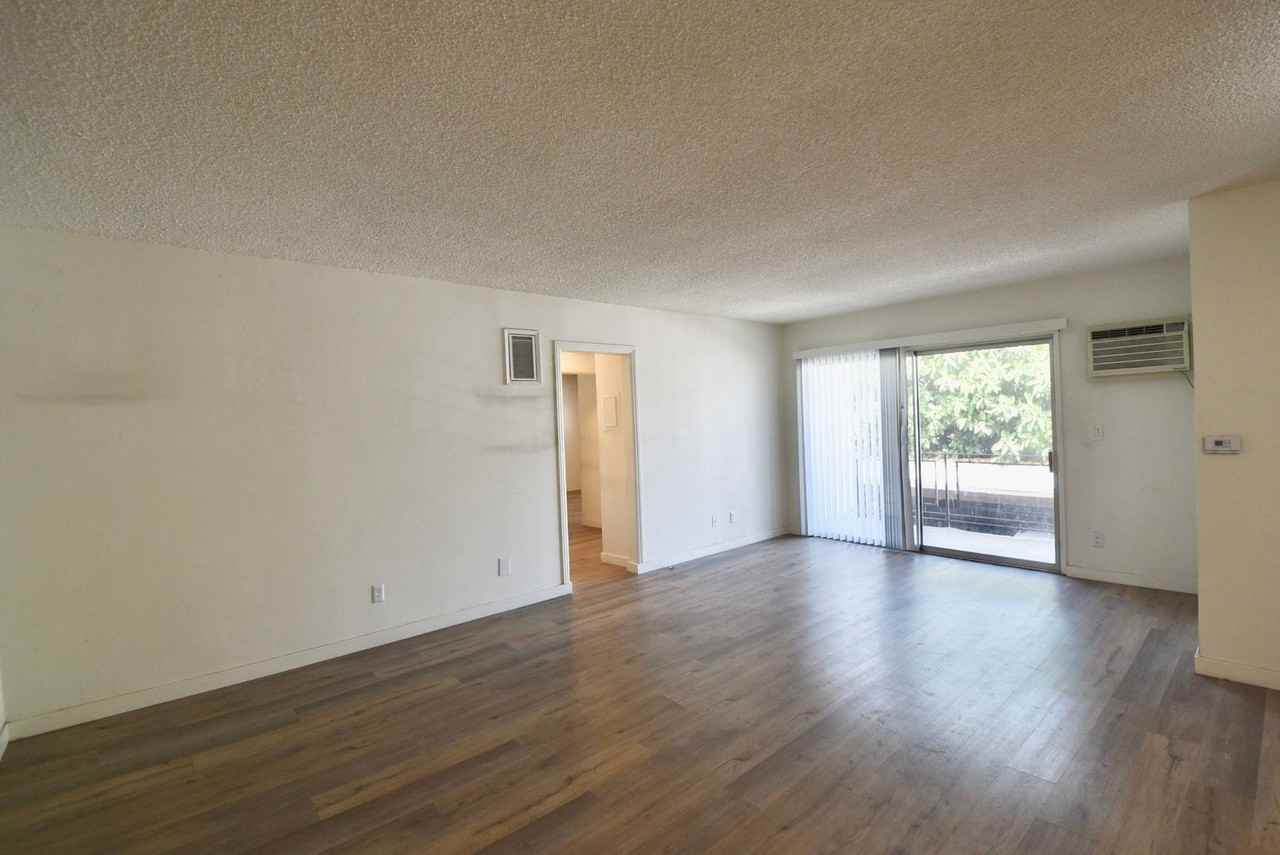5502 - Photo 3 of 33