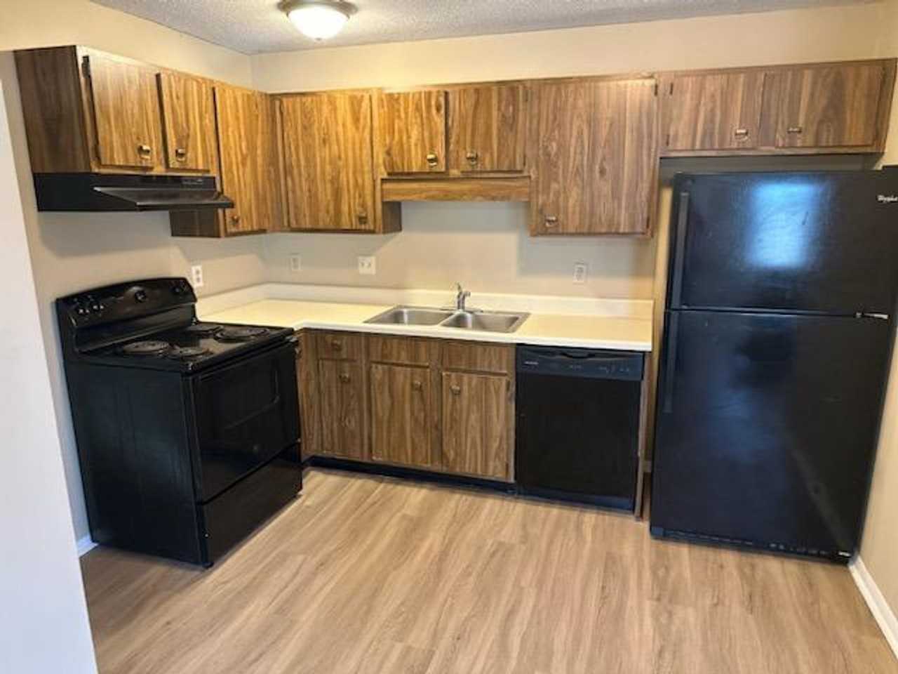 12103 Carriage Court Apts - Photo 2 of 9