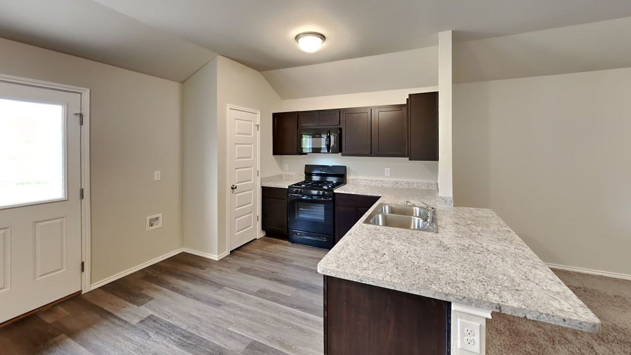 11612 Nw 95th St - Photo 4 of 17