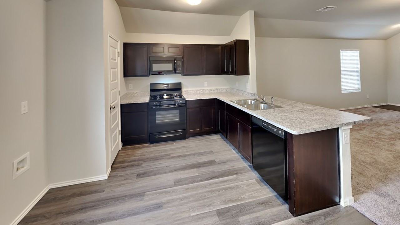 11612 Nw 95th St - Photo 5 of 17