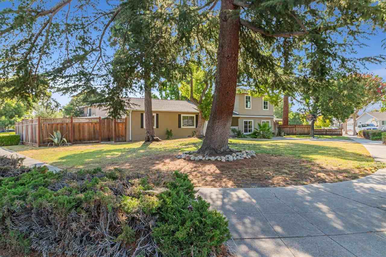 2397 Peachtree Ln - Photo 2 of 33