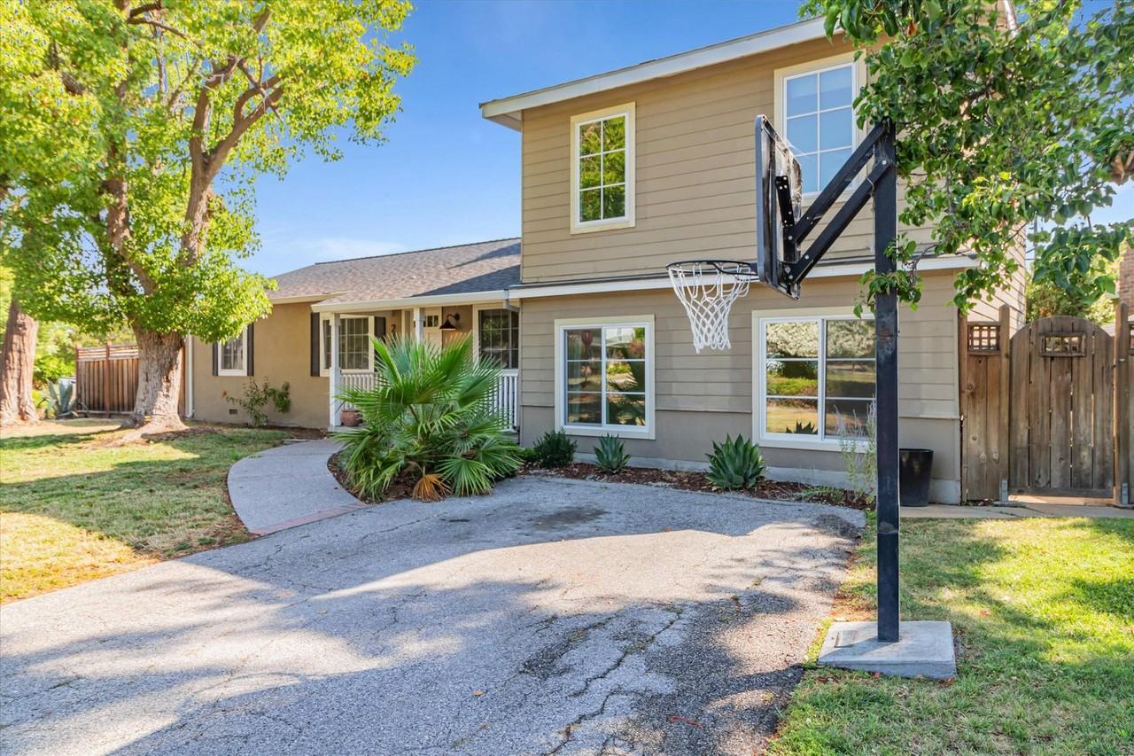 2397 Peachtree Ln - Photo 3 of 33