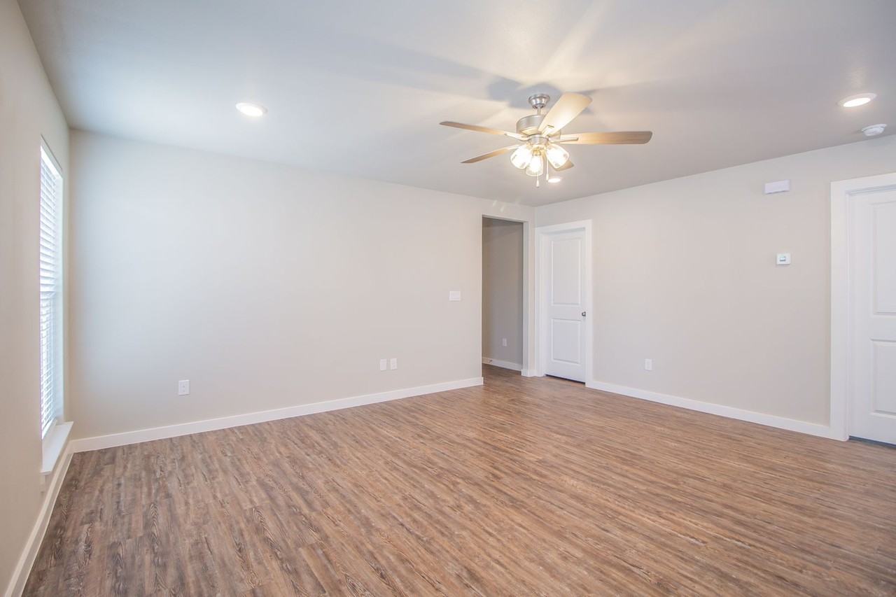 413 E 30th St - Photo 4 of 17