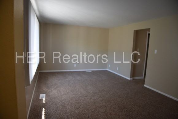 7960 Kimmel St - Photo 3 of 23