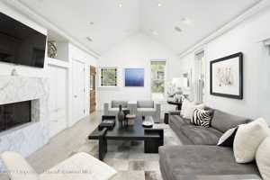 featured image of 533 W Francis St