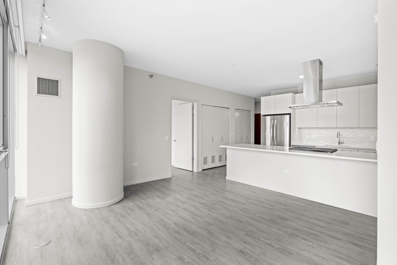 8 East Huron Street #2-2-5 - Photo 5 of 18