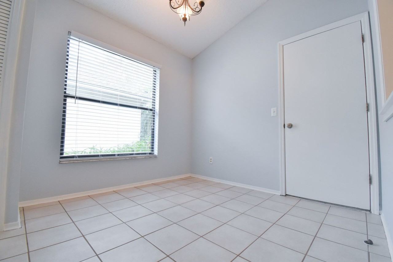 277 Lakebreeze Cir - Photo 3 of 14