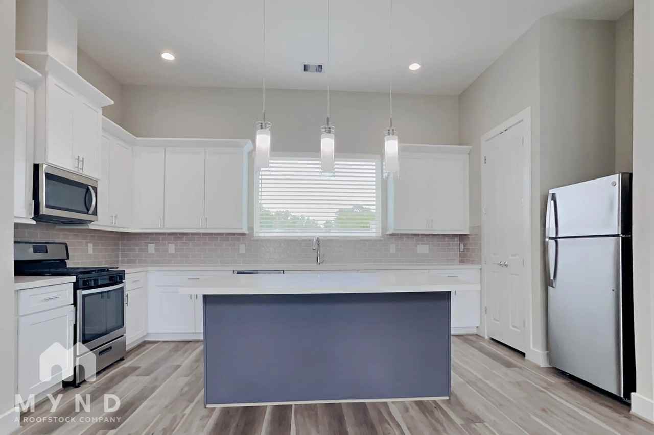 2906 Sherwood Green Ln