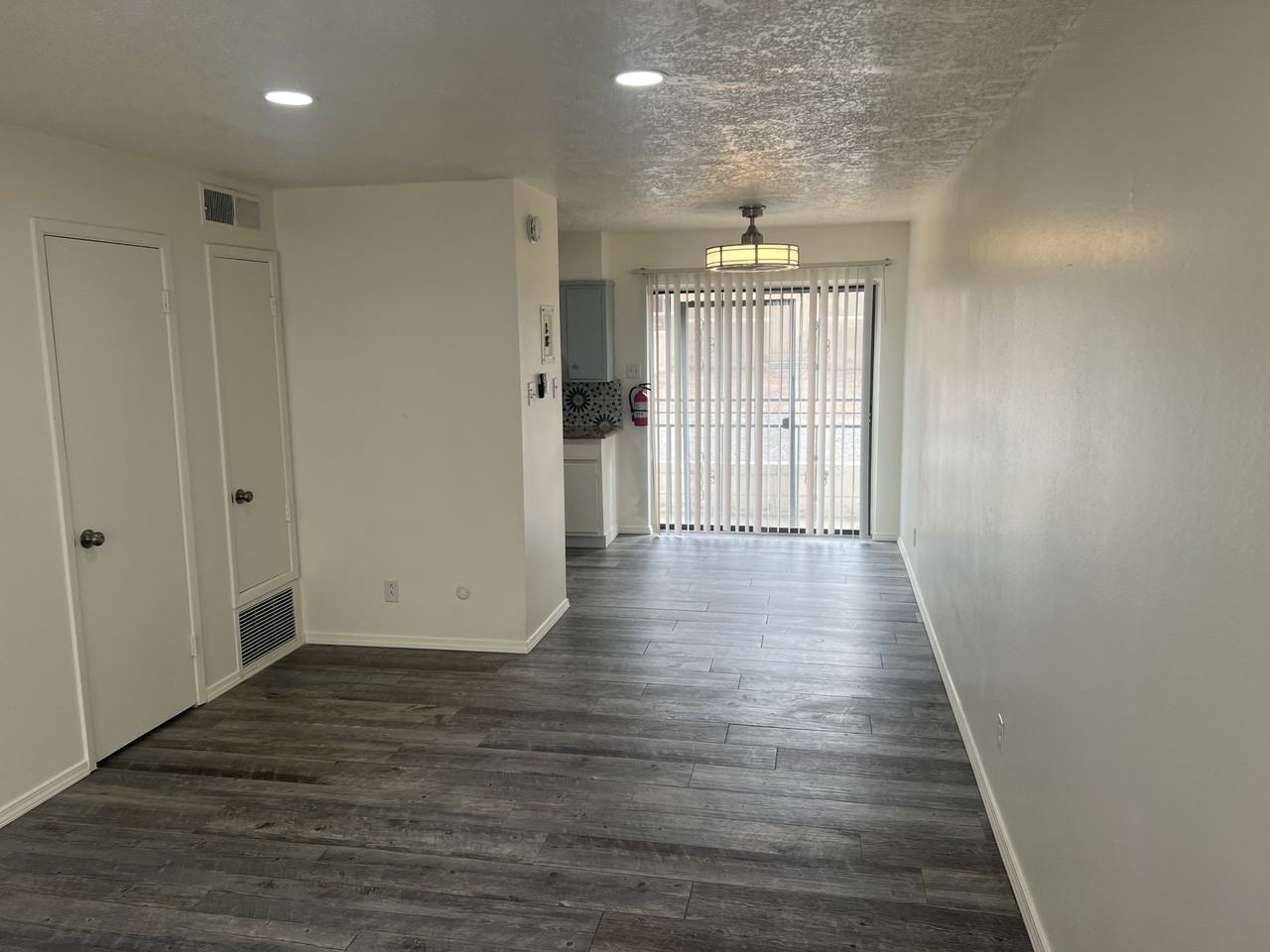 1117 Girard Blvd Se - Photo 5 of 30