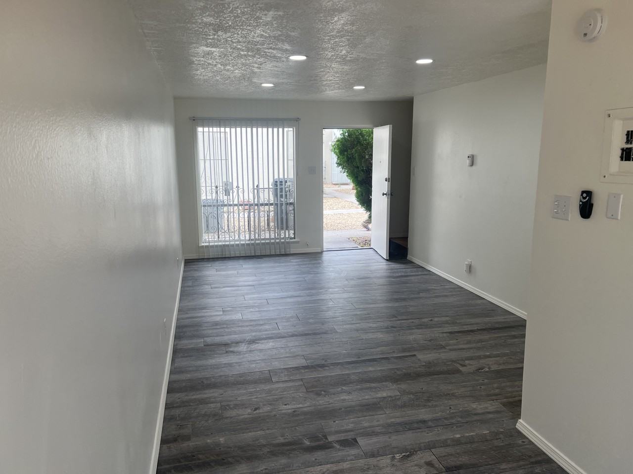 1117 Girard Blvd Se - Photo 4 of 30