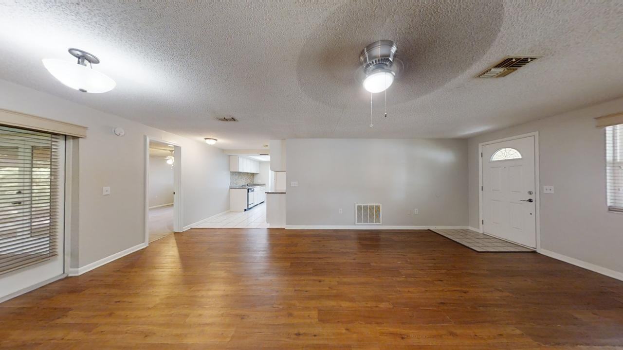 7629 Valley Ct - Photo 3 of 30