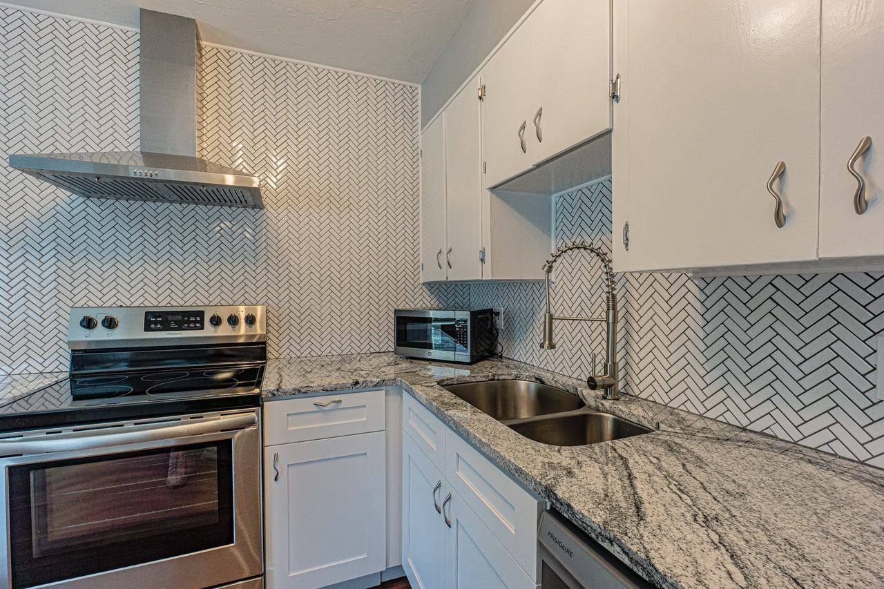 2595 9th Ave N - Photo 3 of 29