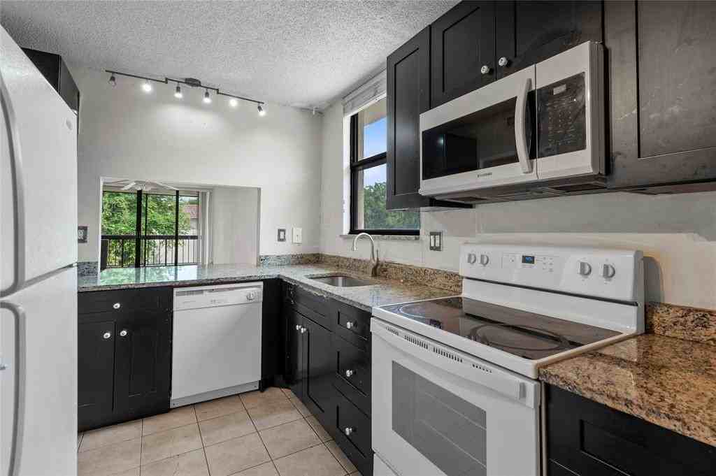 Forest Hills Blvd & Forest Hills Dr #111