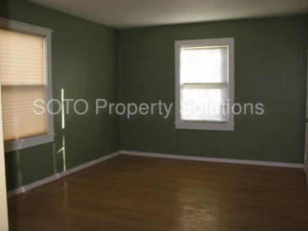 314 S Spring St - Photo 3 of 7