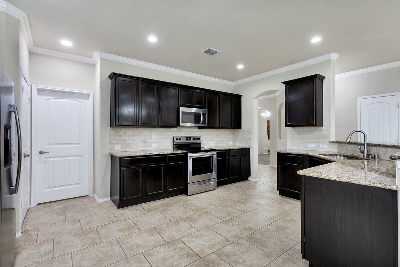 11824 Kurth Dr - Photo 2 of 25