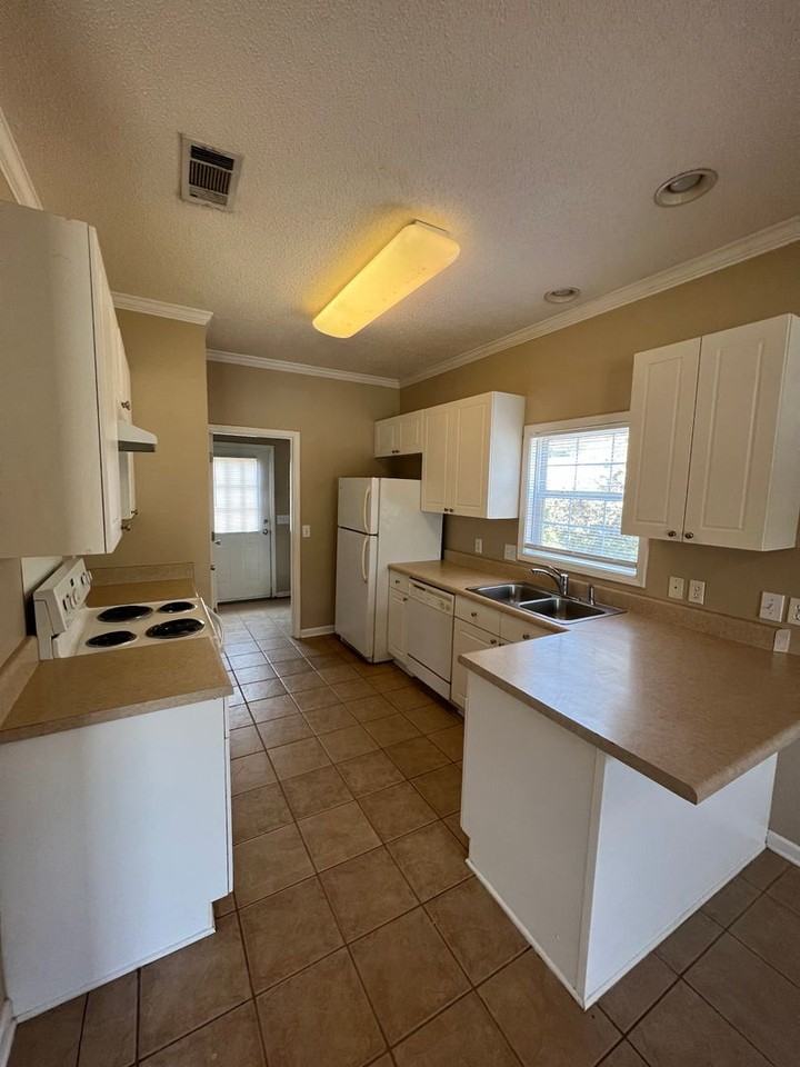 1984 Longview Court - Photo 4 of 13