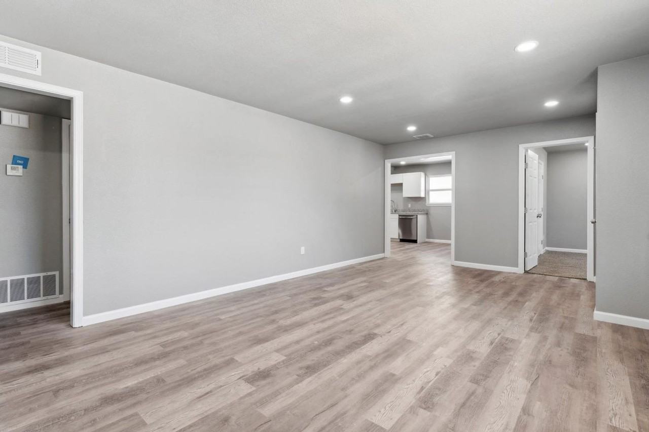 4307 33rd St - Photo 3 of 17