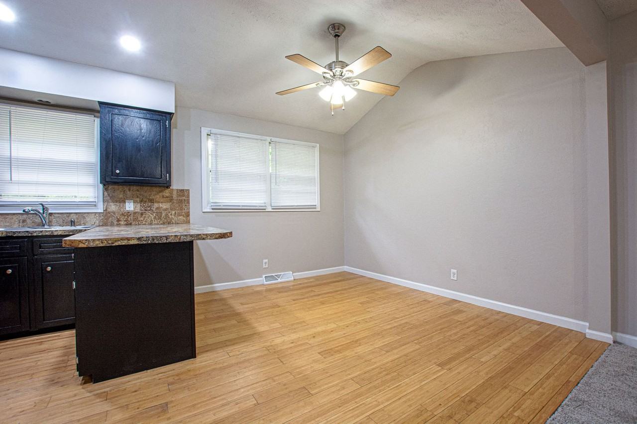 9123 Berry St - Photo 4 of 30