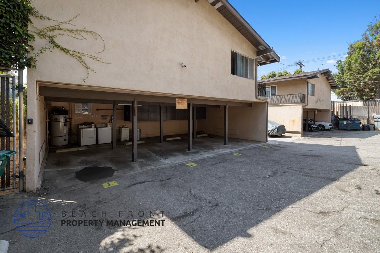 745-747 Venice Way - Photo 4 of 17