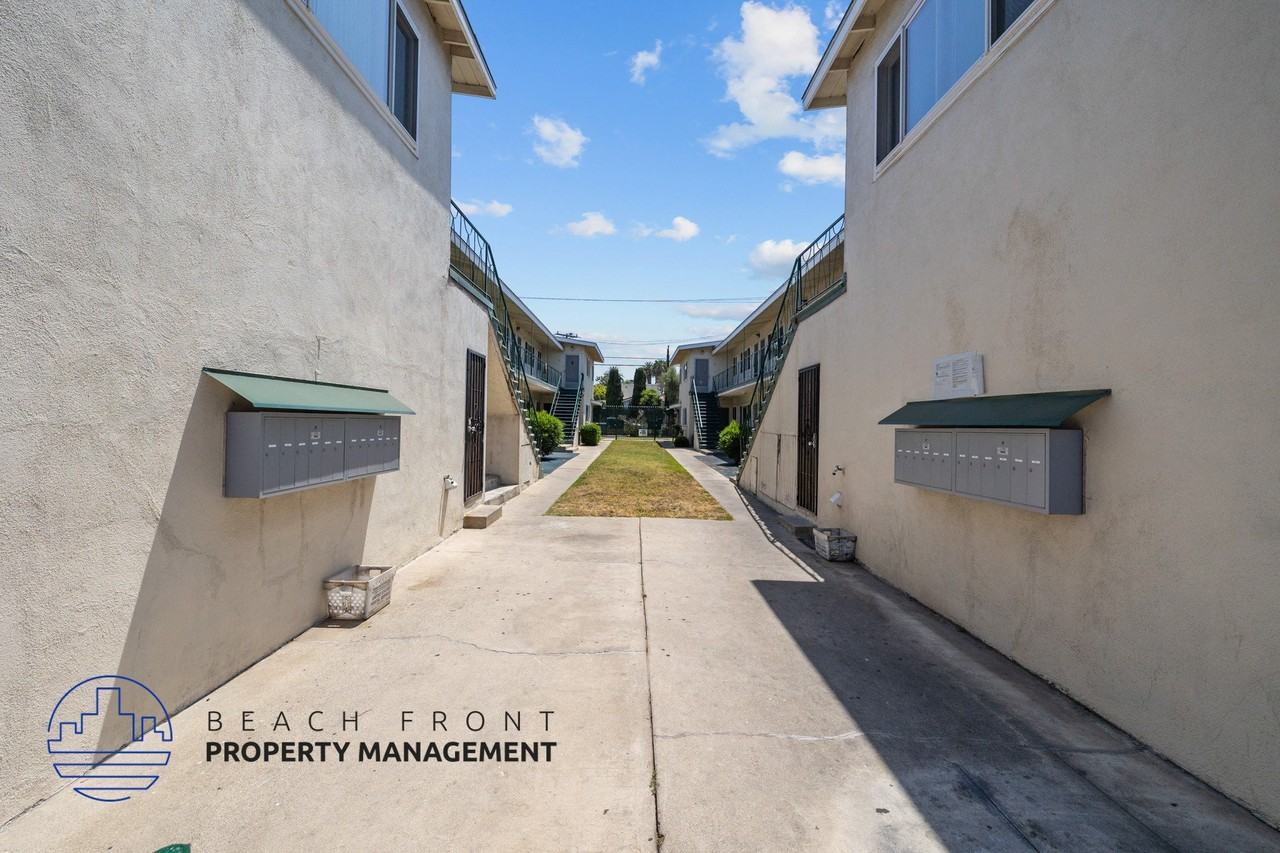 631-635 Grevillea Ave. - Photo 2 of 17