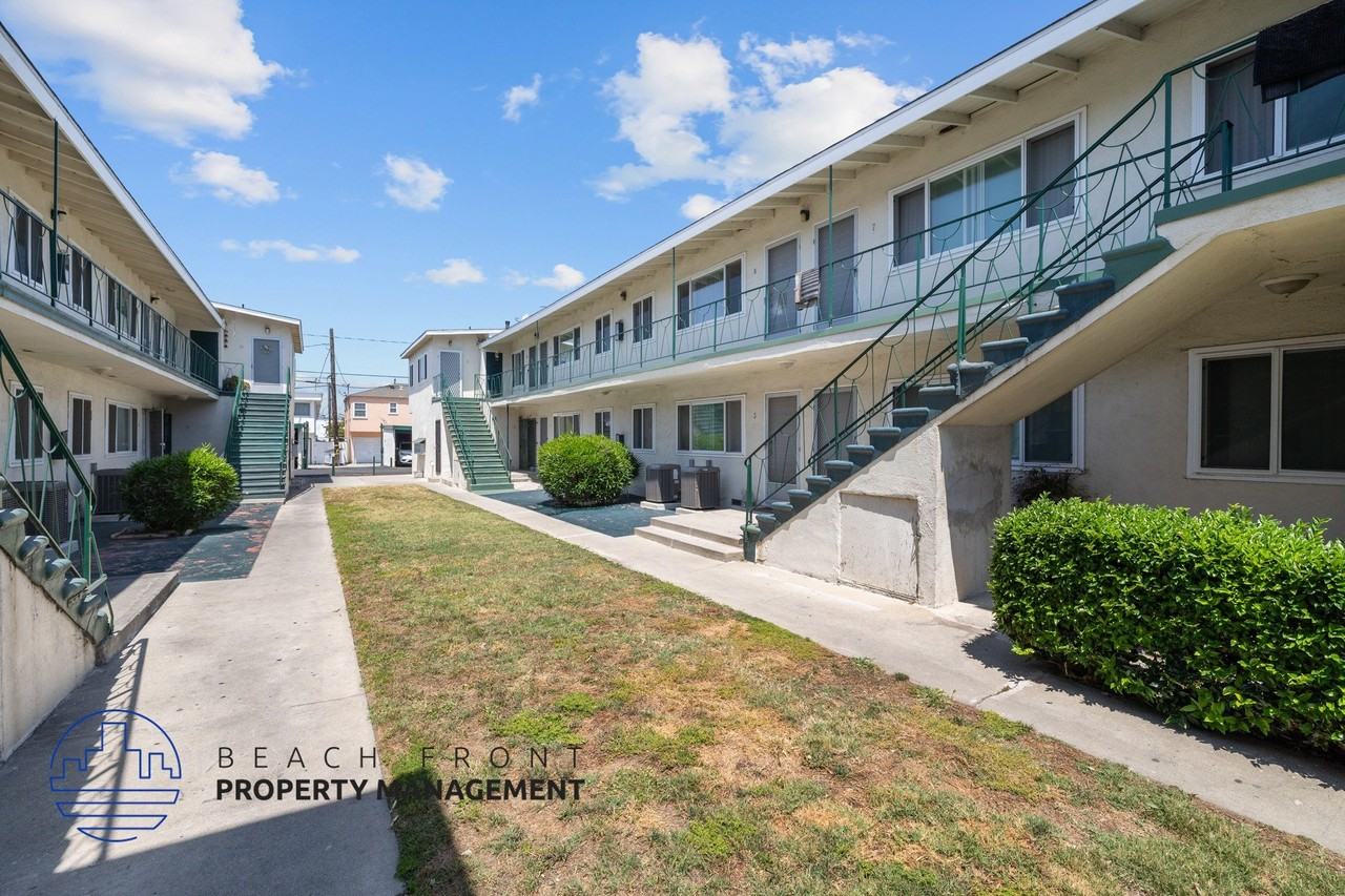 631-635 Grevillea Ave. - Photo 3 of 17