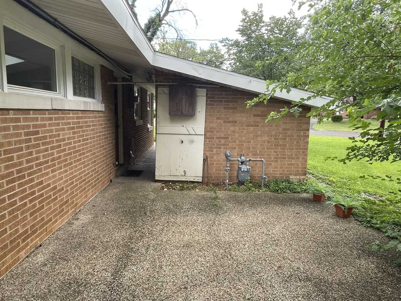 2219 Glendale Avenue - Photo 3 of 24