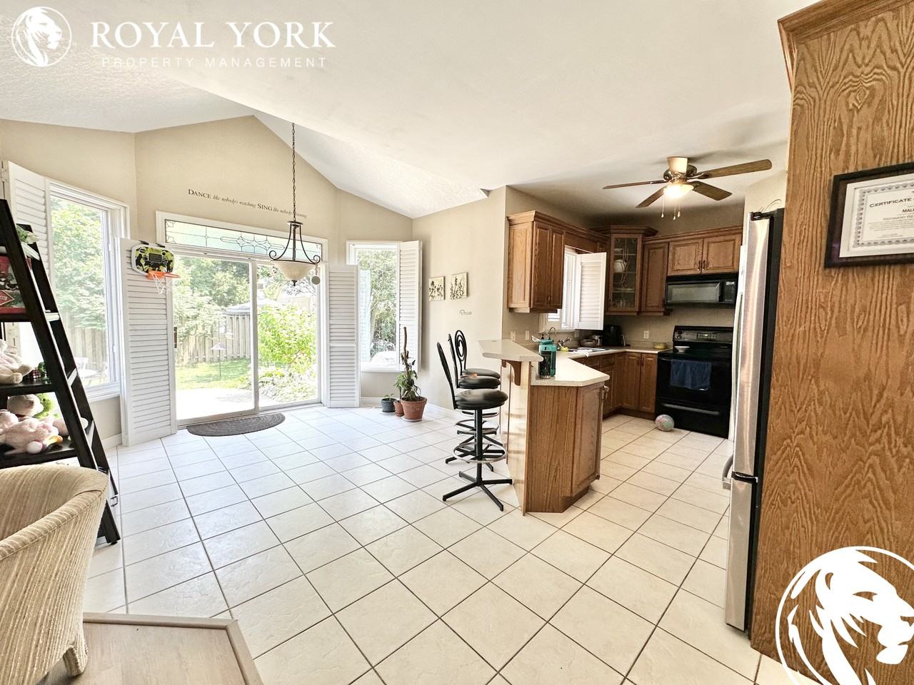 277 Ryerson Crescent. Oshawa, Ontario L1G 8B7 - Photo 3 of 19