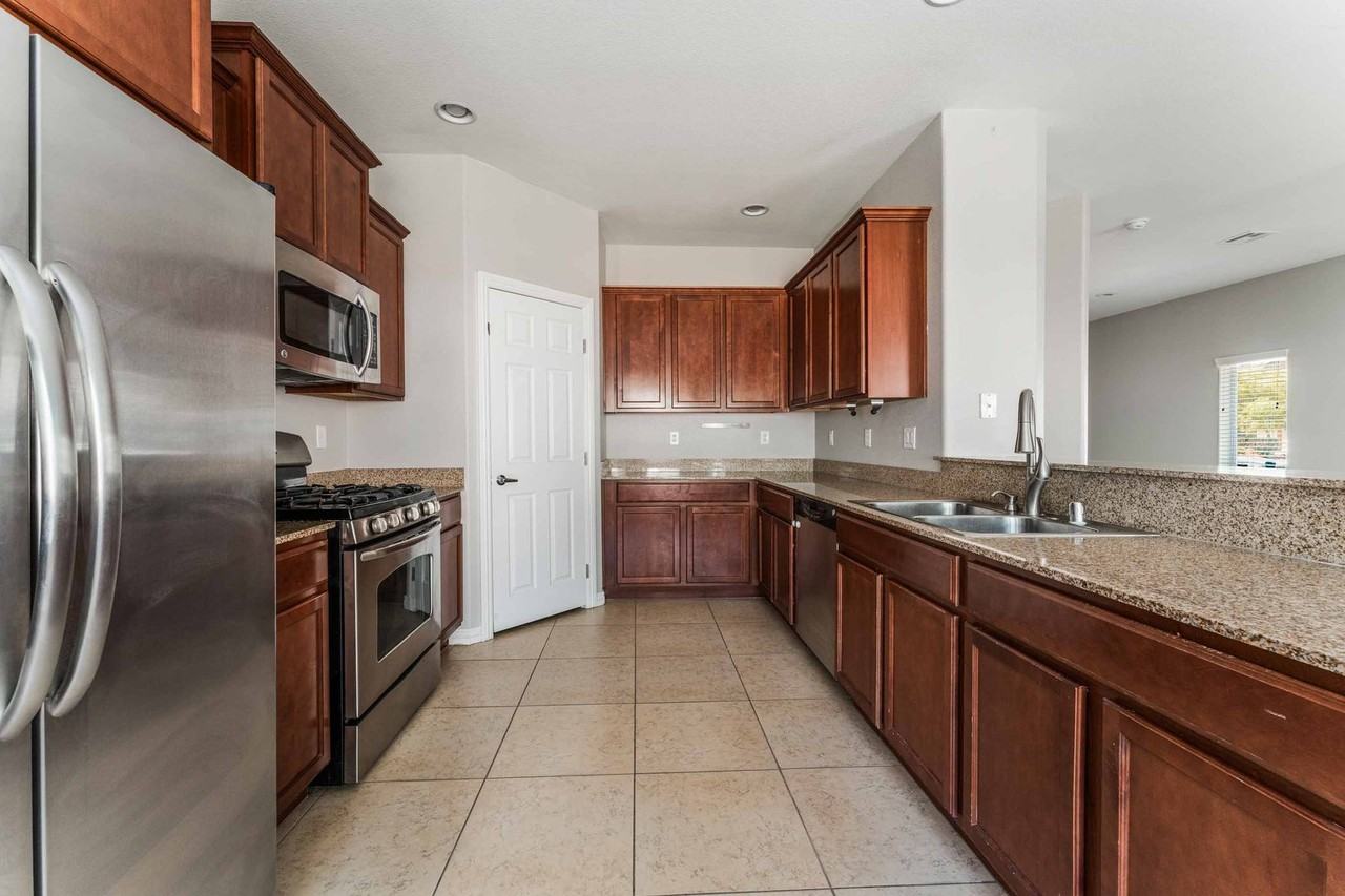 6048 Stern Cove Ct - Photo 5 of 21