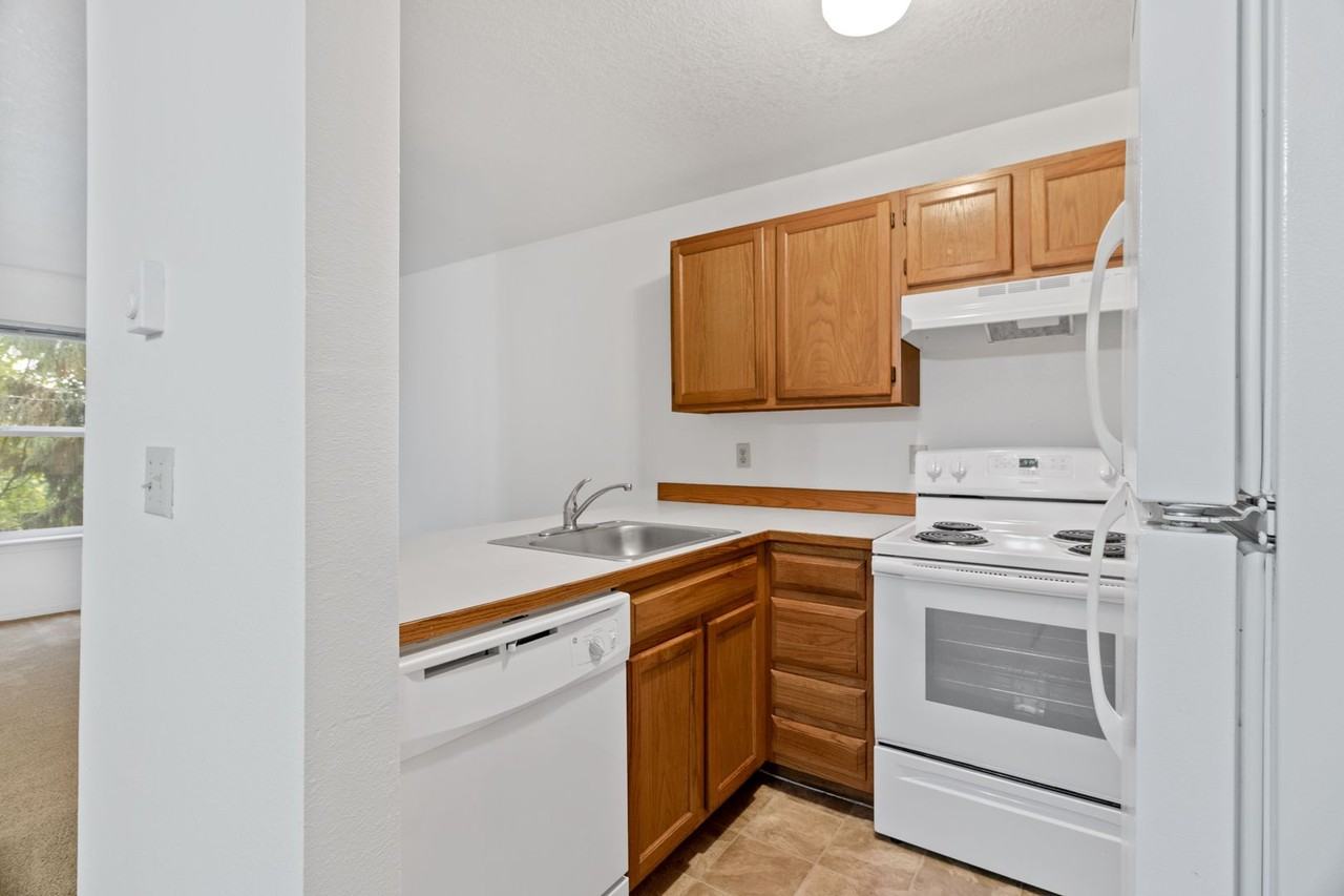 Hoodview Apartments - Photo 3 of 11