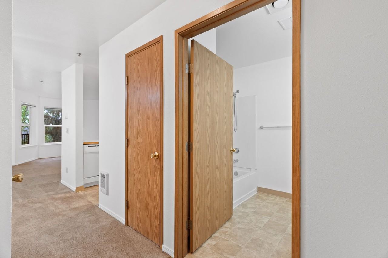 Hoodview Apartments - Photo 5 of 11