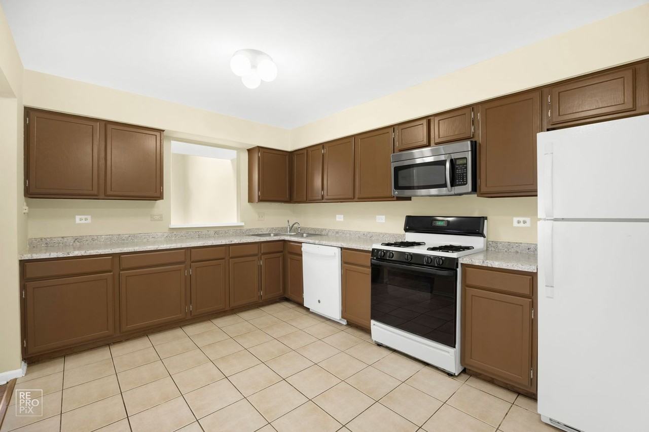 1081 Courtland Drive - Photo 5 of 13