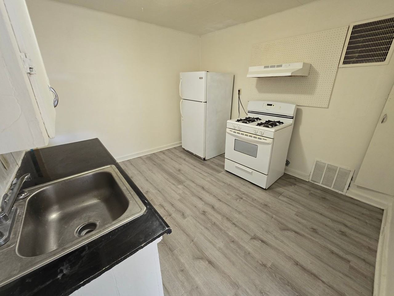 RENT SUX - 921-23 12TH ST - Photo 3 of 5