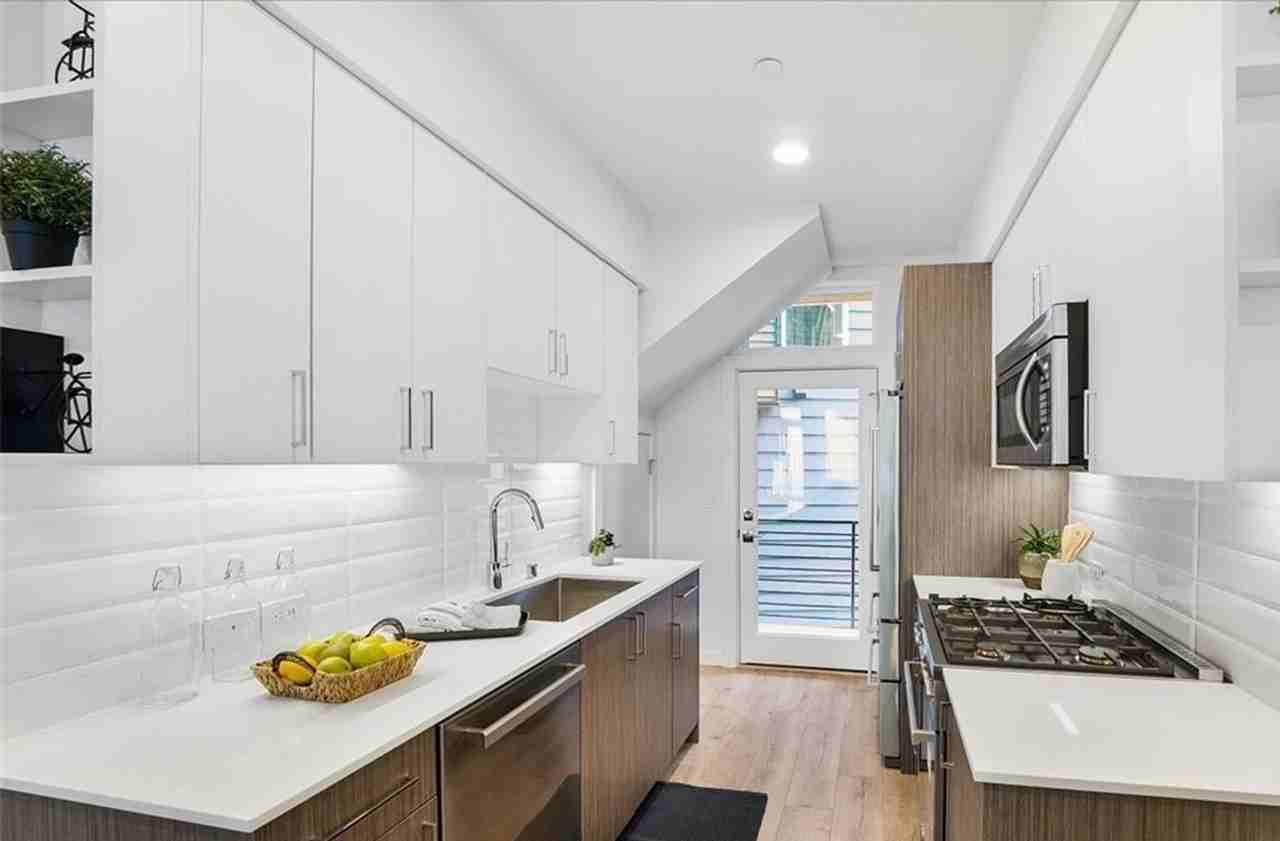 447 Ne 73rd St - Photo 4 of 41