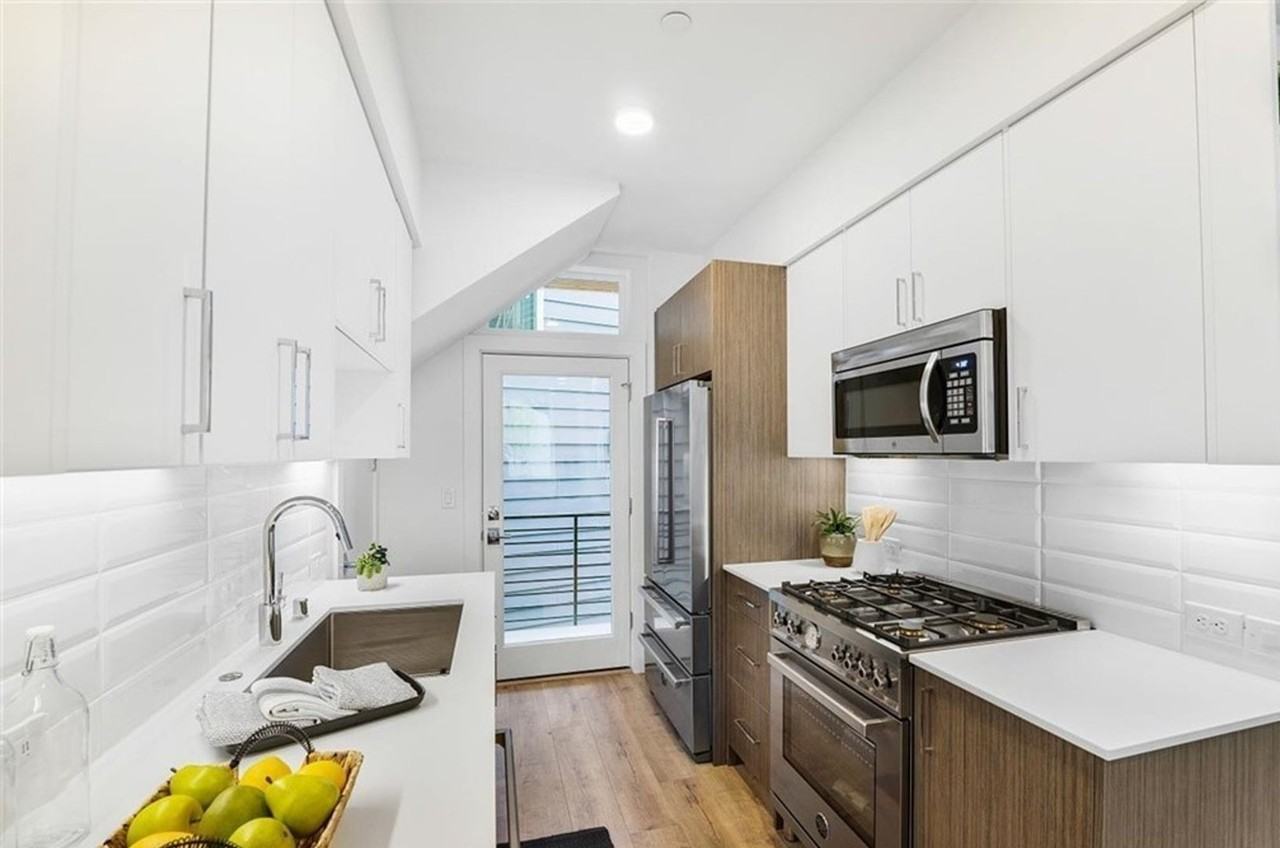 447 Ne 73rd St - Photo 5 of 41