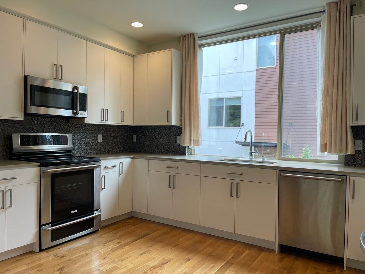 2311 48th Ave Sw - Photo 2 of 18