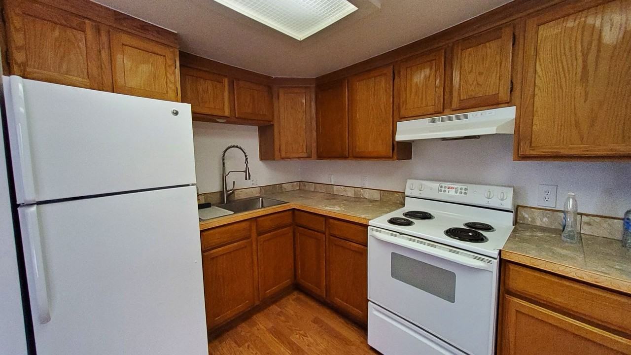 704 N Bobby Jones Dr - Photo 5 of 16